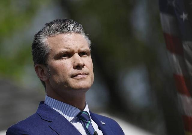 特朗普已连炸7国	，美防长逼中国往后退，102架次美军机分批进南海