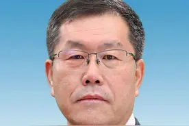 巴图任新疆维吾尔自治区政协副主席图片