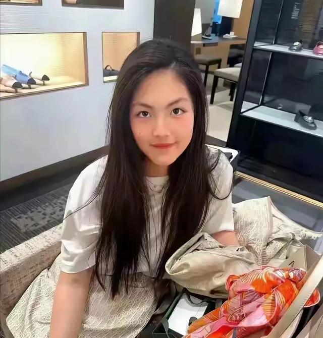 李湘在平台晒自家北京小院。大到让网友以为是景区，真的太有钱了