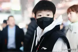 国乒出发新加坡！孙颖莎换新装 王楚钦罕见低调 林高远王曼昱同行图片