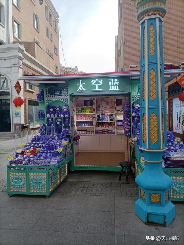 坐着2路公交车，逛乌鲁木齐国际大巴扎