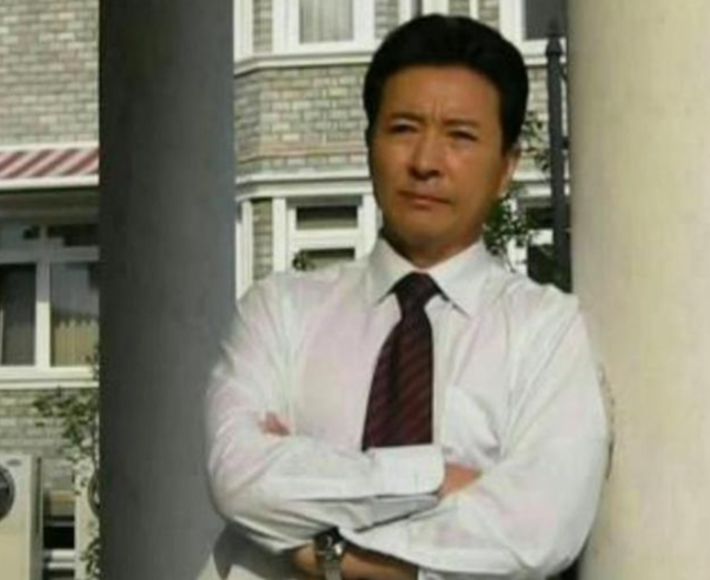 原来他早已去世，15岁演戏44岁走红，47岁患癌离世，哥哥是尔康爹