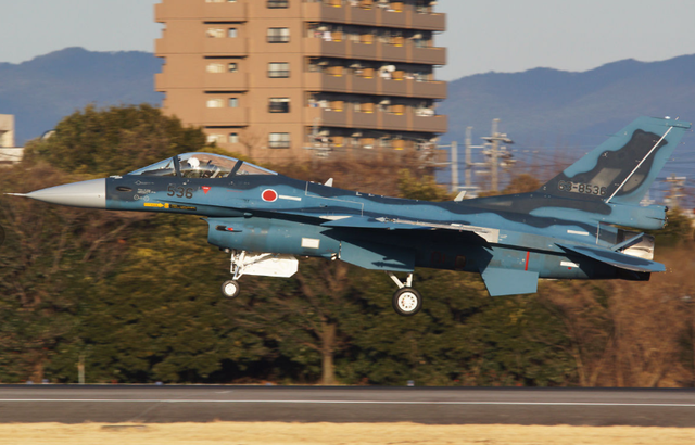 日本想偷袭辽宁舰？12架F-2战机全副武装，引爆国际舆论