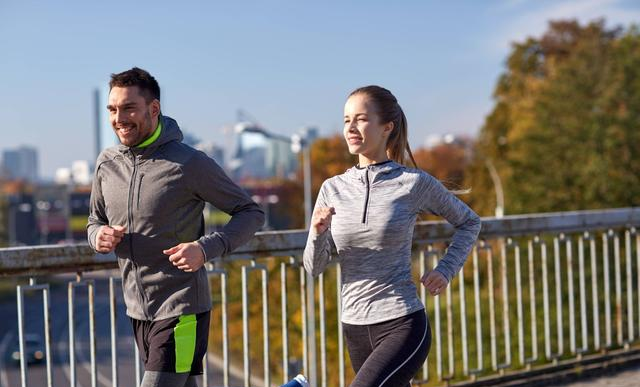 别猜了！常年跑步的人，一眼就能认出：3个“专属特征”藏不住