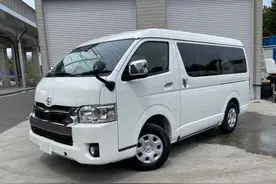 丰田海狮露营车，四驱2.7L排量，内部座椅可推拉，变床可住4人图片