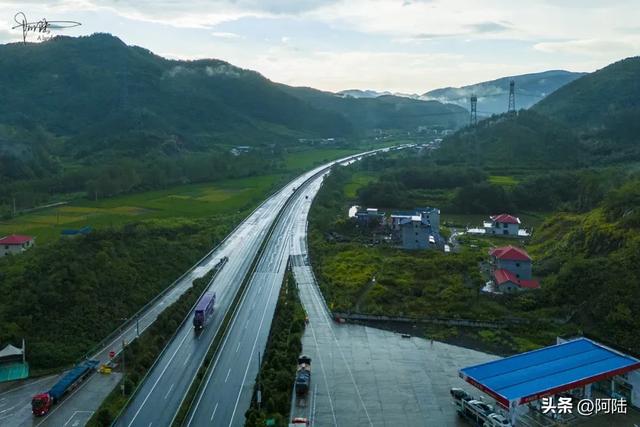 暴雨过后，高速公路上的美景呈现出别样的三部曲，有缘人才能得见
