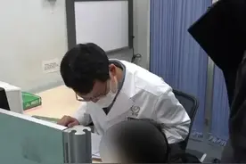 医院“拒绝上学门诊”挤满了走不进校门的孩子和走不出焦虑的家长图片