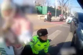 女子在北京骑电动车逆行，辱骂冲撞交警，还给警察倒数321……图片