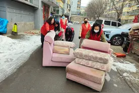 太原：家有大件垃圾 社区帮忙运走图片