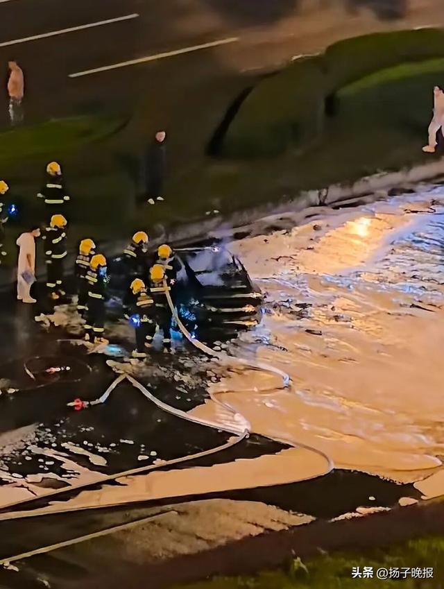 成都一辆小车疑发生车祸后起火，多名路人尝试救援打不开车门	，目击者发声：消防灭火后用电锯切开的门
