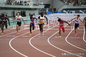 廷奇以12秒87夺冠，打破刘翔保持13年的赛会纪录12秒97图片