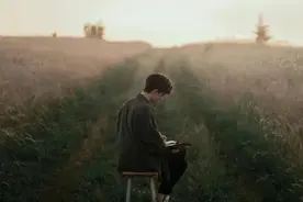 身体容易紧绷的人，内心藏着这种伤图片