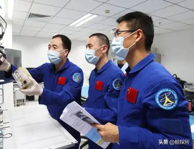 神舟二十号乘组返回！三名宇航员被抬出返回舱，难道是生病了？