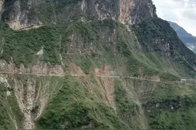 云南这条绝壁天路，吓退了不少老司机，不少人感叹进这条路如进藏图片