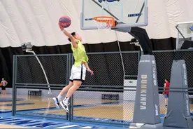 广西又见“飞人”！小伙身高1.65米，却能霸气扣篮图片