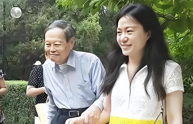 杨振宁离世不到1个月，看翁帆正在做的，原来她不是我们想的那样