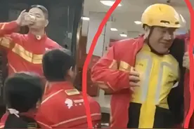 笑死！刘强东当众撬人，美团小哥现场穿京东外卖服，红袍加身图片