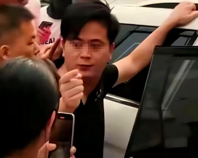 女子捉奸后续：丈夫被开除，小三皮肤白皙大长腿，穿着比原配时髦