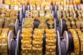 金价大跳水，部分品牌金饰重回“8字头”图片