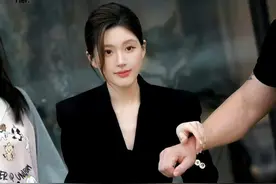 "赵露思V领黑西装：从校园女神到霸总附体，网友‘姐姐好飒’！"图片