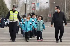 主题教育 | 暖心“护校”守护平安路图片