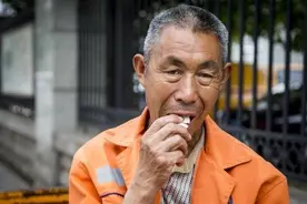 55岁男子每天坚持生吃大蒜，抵抗肿瘤，三个月后身体状况如何了？图片