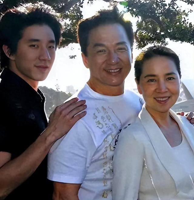 71岁成龙满头白发，儿子不成材，女儿在外流浪
