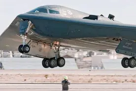 美军用24亿美元的B2，投下300万的钻地弹，摧毁了也门一座小山包图片