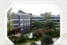 左依都江堰，右临熊猫基地，背靠青城山，距青城山快铁站1.5公里，青城花园部分商业房产整体出租图片