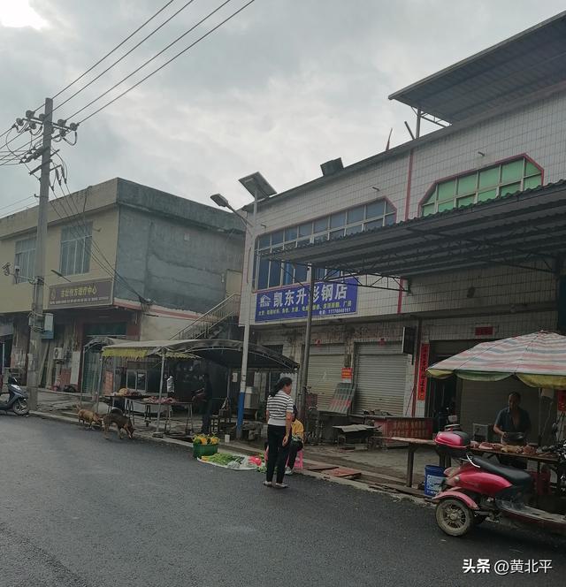 广西百色靖西市与越南交界的新兴街，边境街上的小吃卷粉真好吃