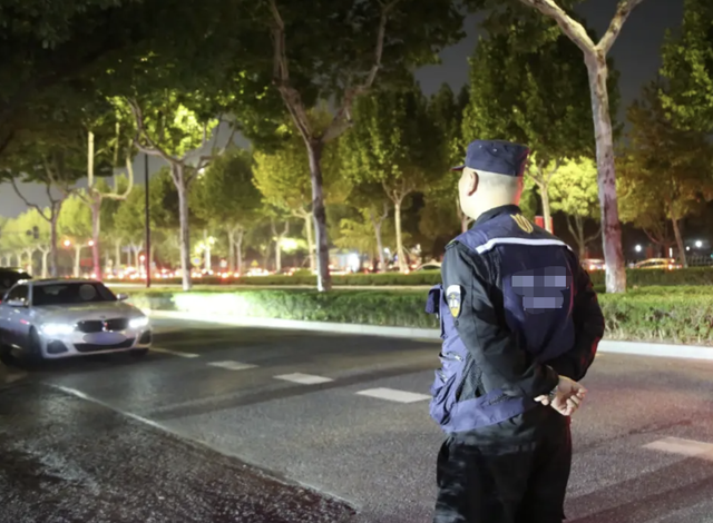 美国小伙在中国生活半月，回去坦言：再也不习惯国外的夜晚了