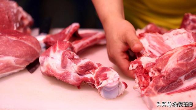 买猪骨头，内行人专挑这2个部位	，肉多骨少，价格比瘦肉便宜一半
