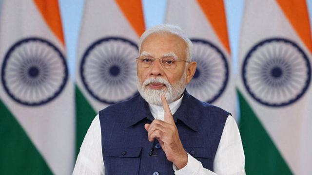 起飞前还在漏油！印度“光辉”战机迪拜坠毁，飞行员为何没跳伞？