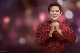 抱手礼是左抱右还是右抱左？图片