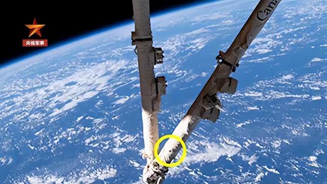撞击神舟二十真凶锁定，太空出现大量不速之客，推迟返回有危险吗