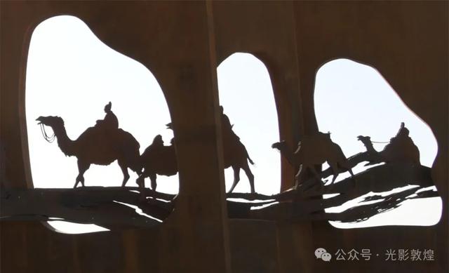 阳关玉门关旅游区大型雕塑“大漠驼铃”落成