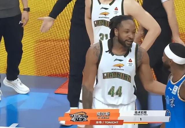 CBA裁判闹大笑话！连吹3技犯+驱逐杨鸣，5次罚球却让北京罚了6个