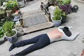 简直不敢相信！河北一女子在自家楼顶上晒后背，连续晒了十五天！图片