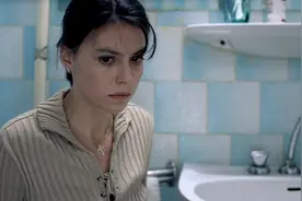 心理学上，和子女不亲的父母，往往都有2个共性图片