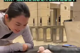 爸爸带着女儿去接妈妈下班，本来哭闹的女儿看见妈妈后瞬间露出笑脸图片