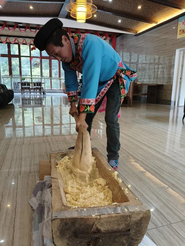 羌韵双场嗨翻天！羌人谷双节活动进行中，游客沉浸式体验古羌文化，剩下几天赶紧冲～