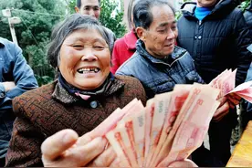 钱袋子又鼓了！部分地区过渡性养老金开始补发，有人领到6万多！图片