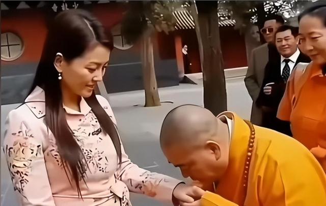 李湘还是不忍了！坦白与释永信的真实关系，亲吻照真相已大白