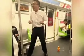 保安小哥在地铁“发泄式演讲”的三分钟图片