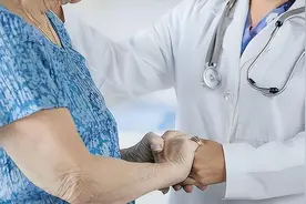 绝经后还能同房吗？如果老年人也保持同房的习惯，谁受益更多？图片