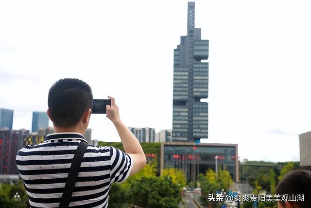 观山湖国庆首日人气爆棚：省博排长队，阿云朵仓碰杯声不断