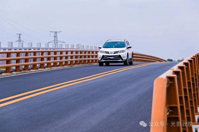 黑山嘴“彩虹”大桥成为敦煌人游玩赏景的新打卡点