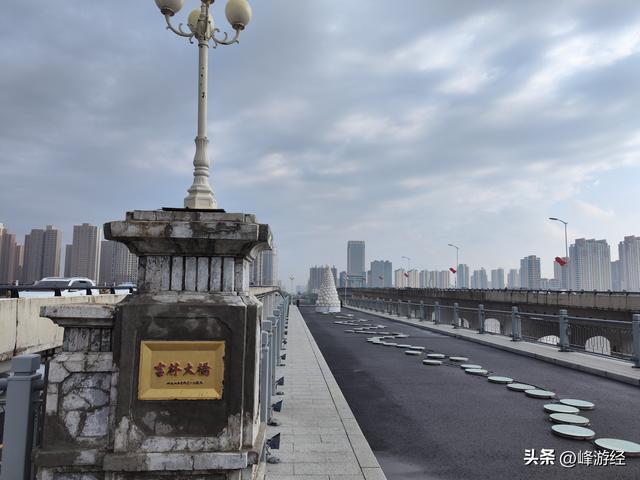 江城广场上的摇橹人雕塑，隐藏在吉林大桥中间的历史遗迹