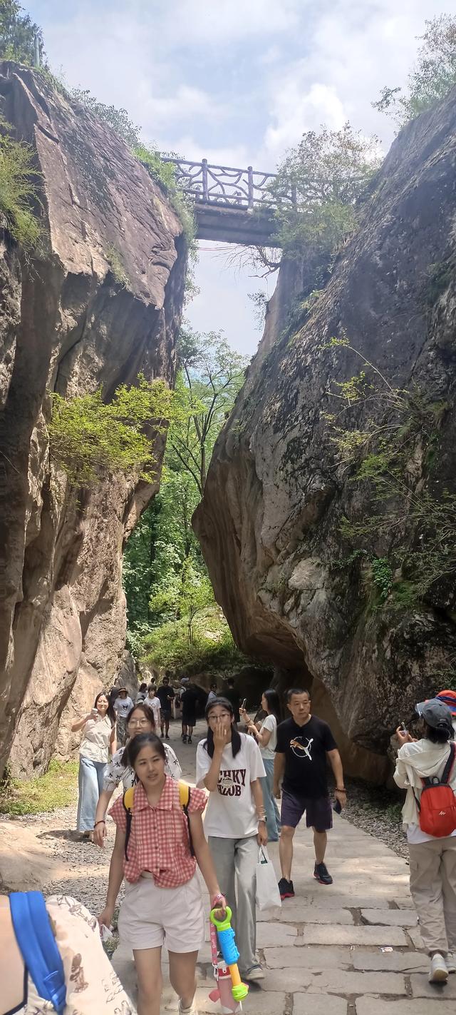 湖光山色，碧波微澜下的翠华山山崩奇观