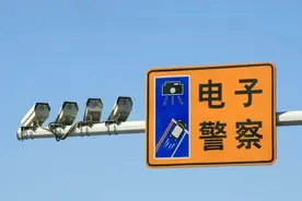 新的查车方式已开始实施，交警不用看驾驶证和行驶证，一抓一个准图片